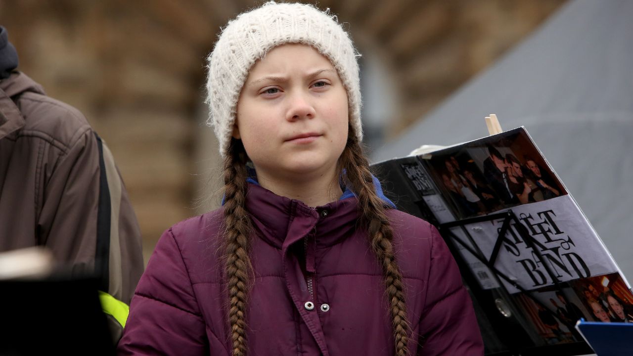 Greta Thunberg é detida durante protesto na Noruega