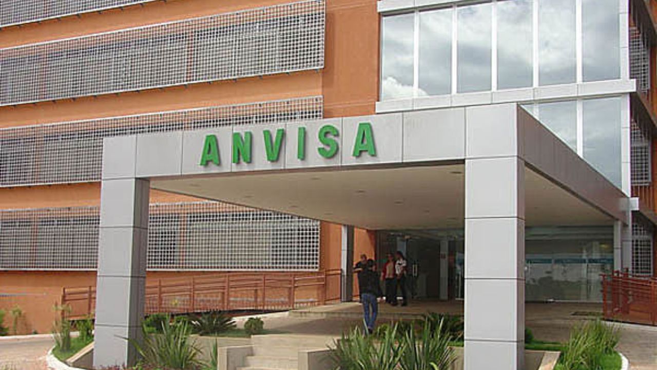 Fabricantes de pomadas culpam clientes por irritação ocular e Anvisa aponta racismo