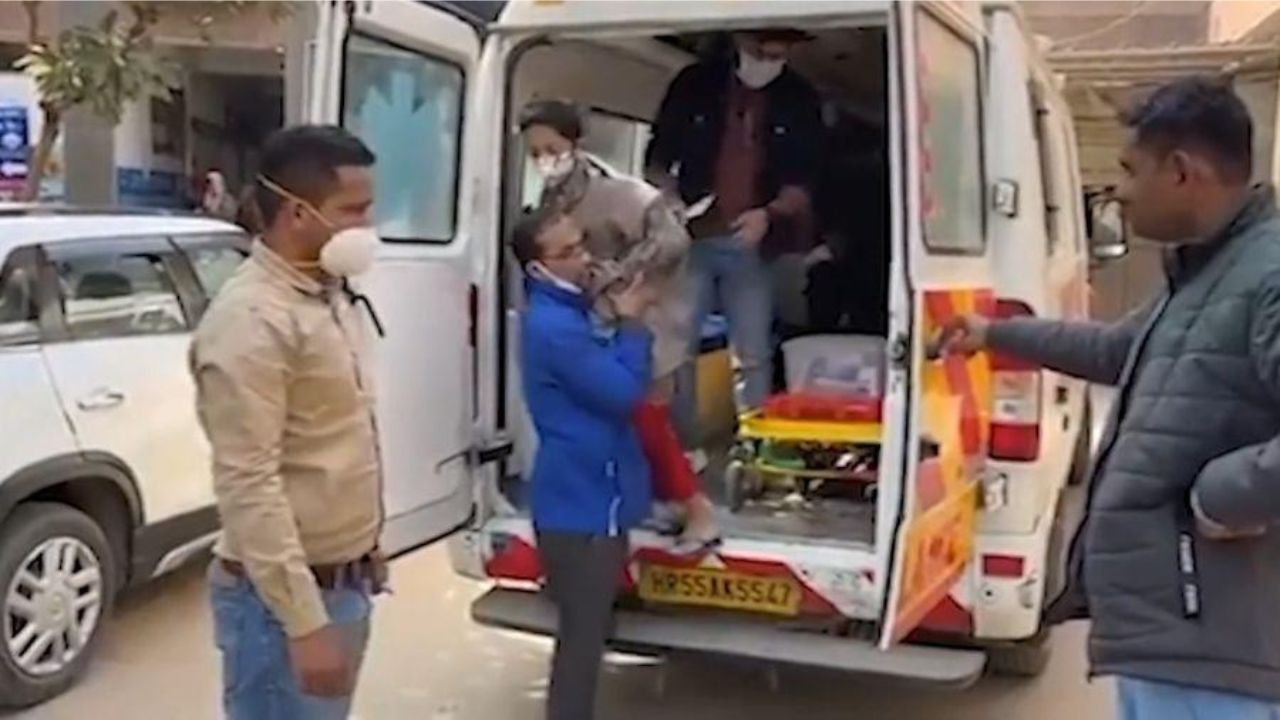 Mãe e filho são resgatados após três anos em confinamento por medo da covid-19