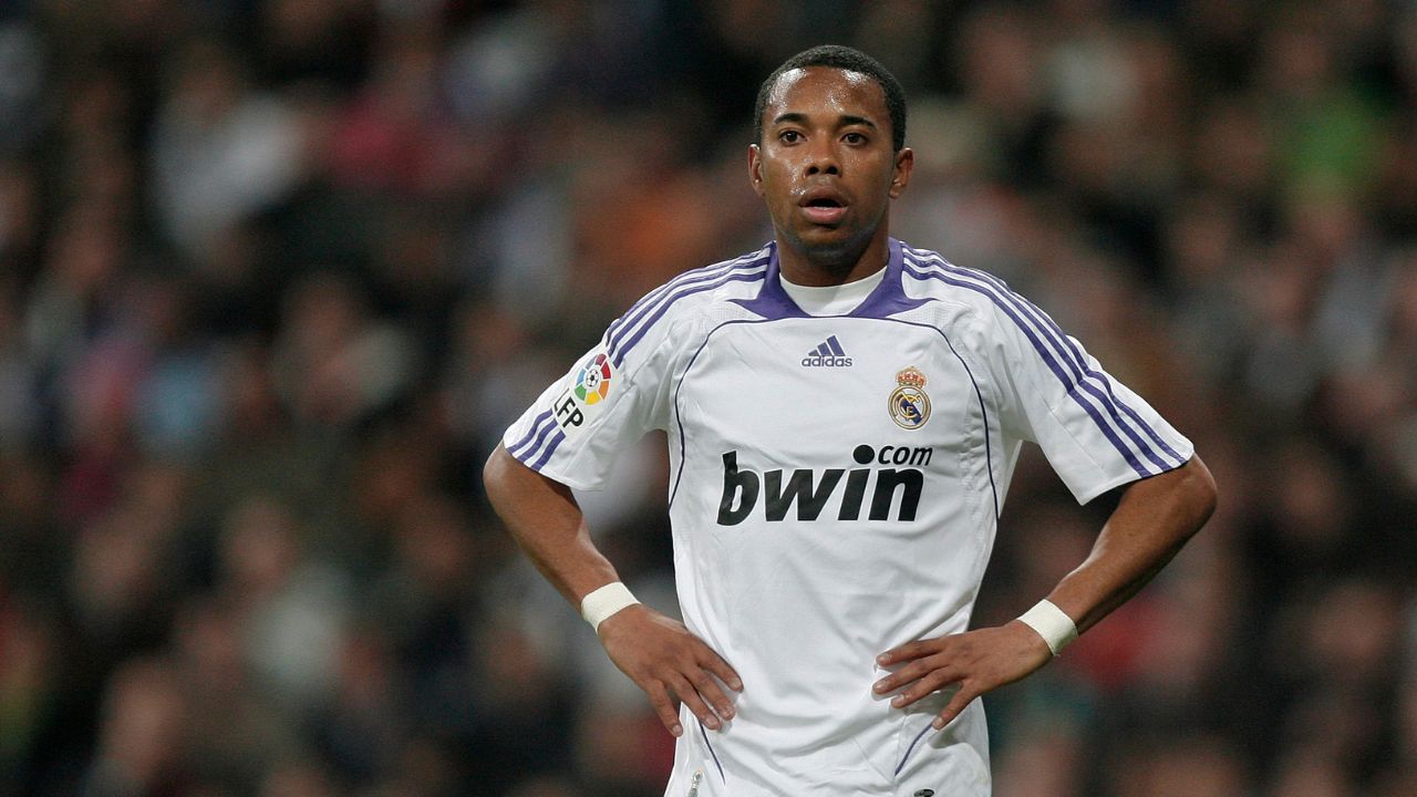 Robinho diz estar sendo perseguido e constrangido na porta de casa