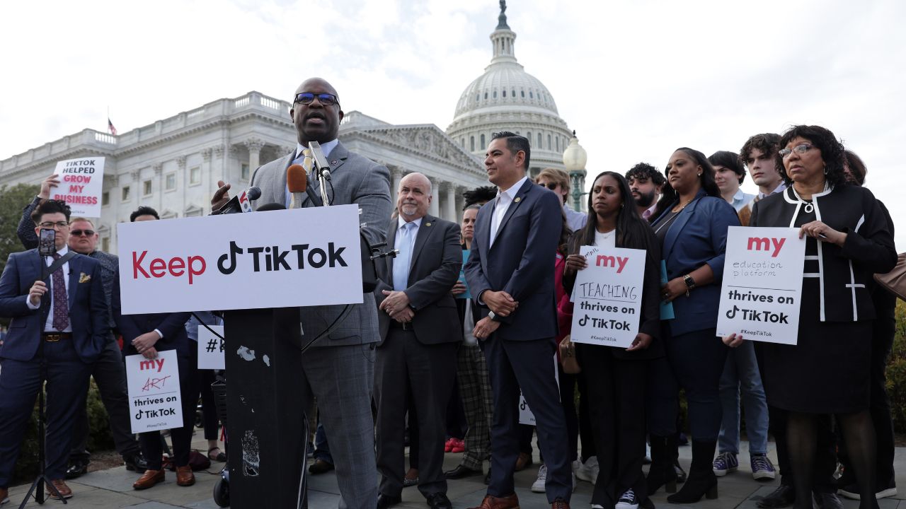 Influencers protestam em frente ao Congresso americano contra a proibição do TikTok