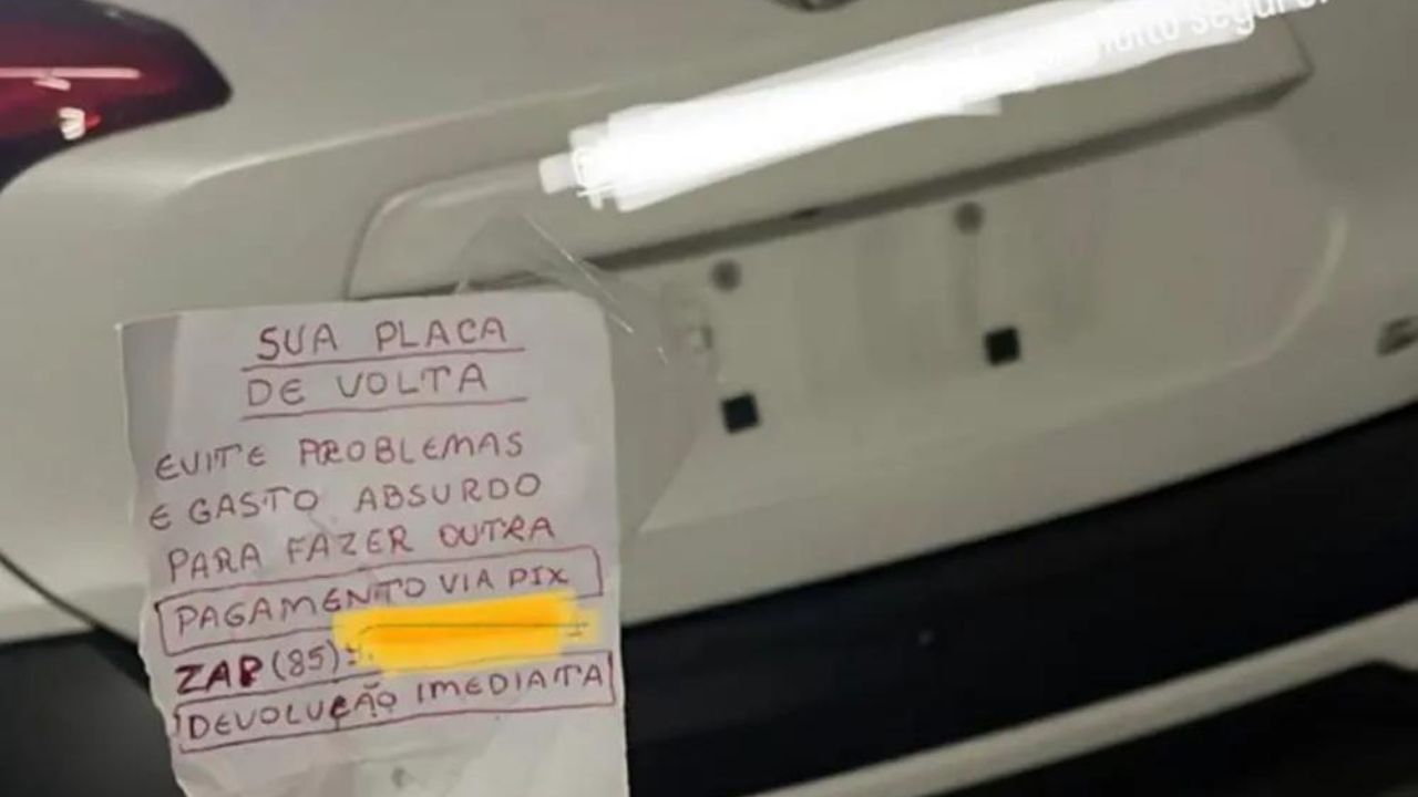 Casal tem placa de carro furtada e se depara com bilhete exigindo resgate do item
