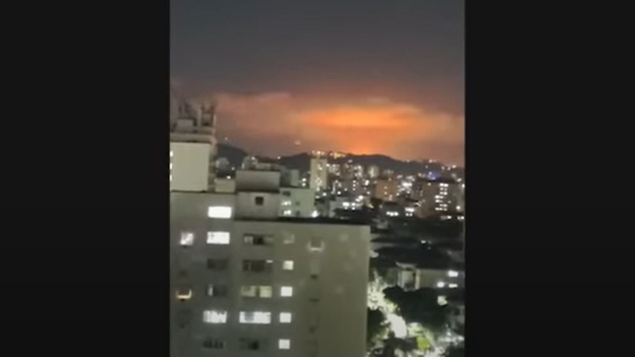 Céu iluminado chama atenção de transeuntes em Cubatão