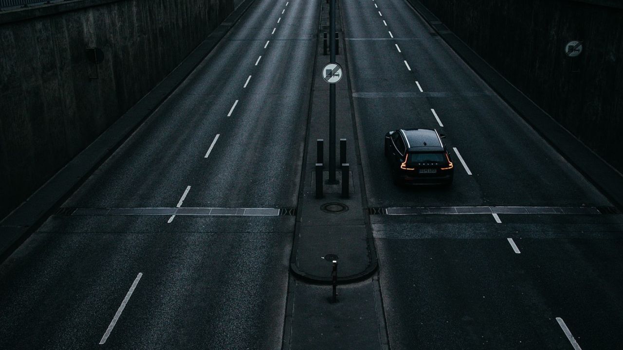 Menina de 12 anos rouba carro do pai e dirige por mais de 600 km, nos EUA