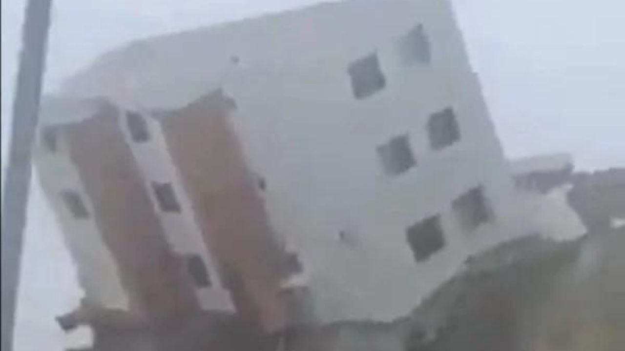 Vídeo: prédio rola barranco abaixo após deslizamento de terra, no México
