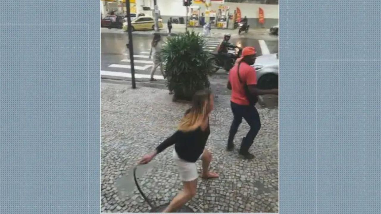 Mulher que agrediu entregadores diz que se sentiu ameaçada por eles