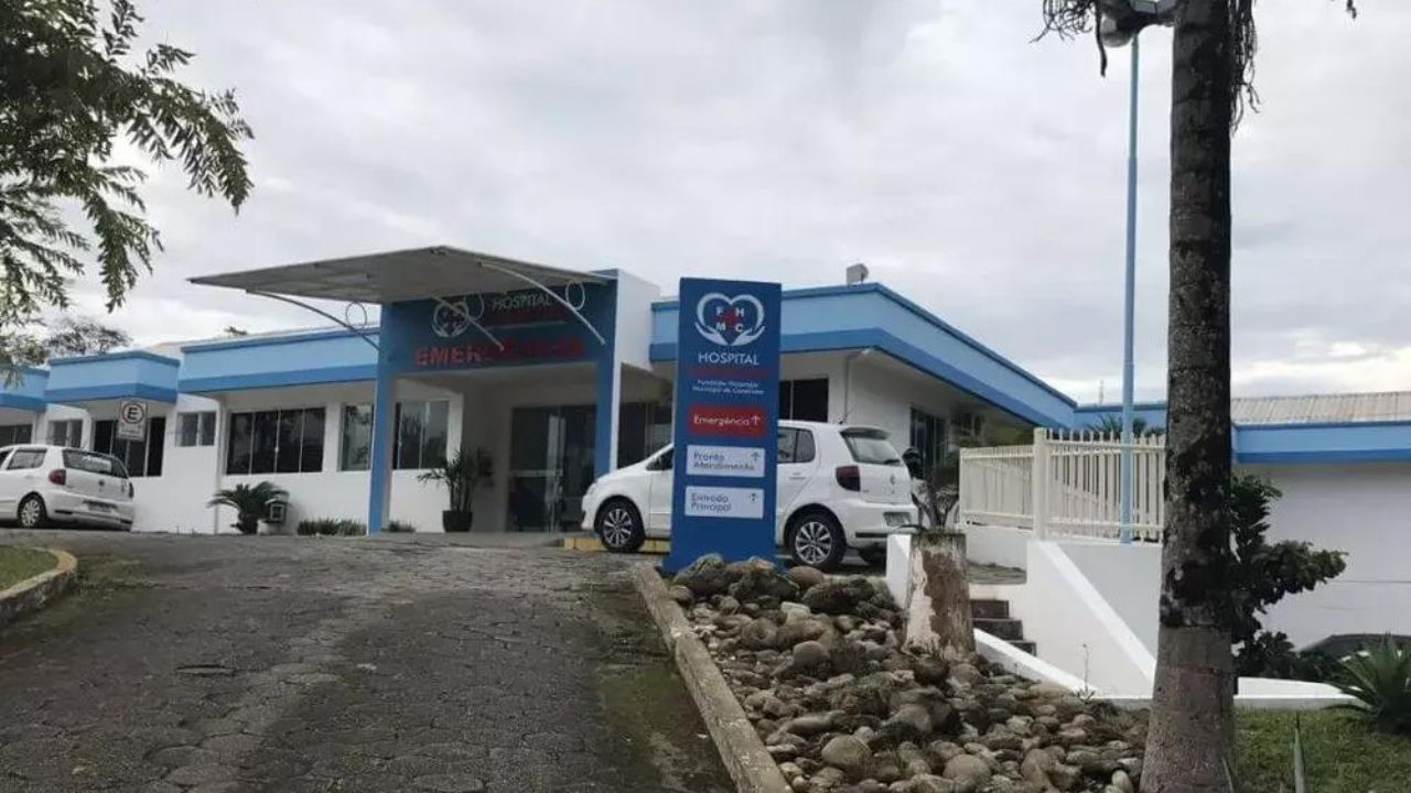 Mulher denuncia médico que examinou sua filha e fez oração para ‘curar pecados da mãe’