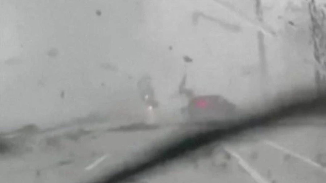 Vídeo: carro capota com a força dos ventos durante passagem de tornado na Flórida