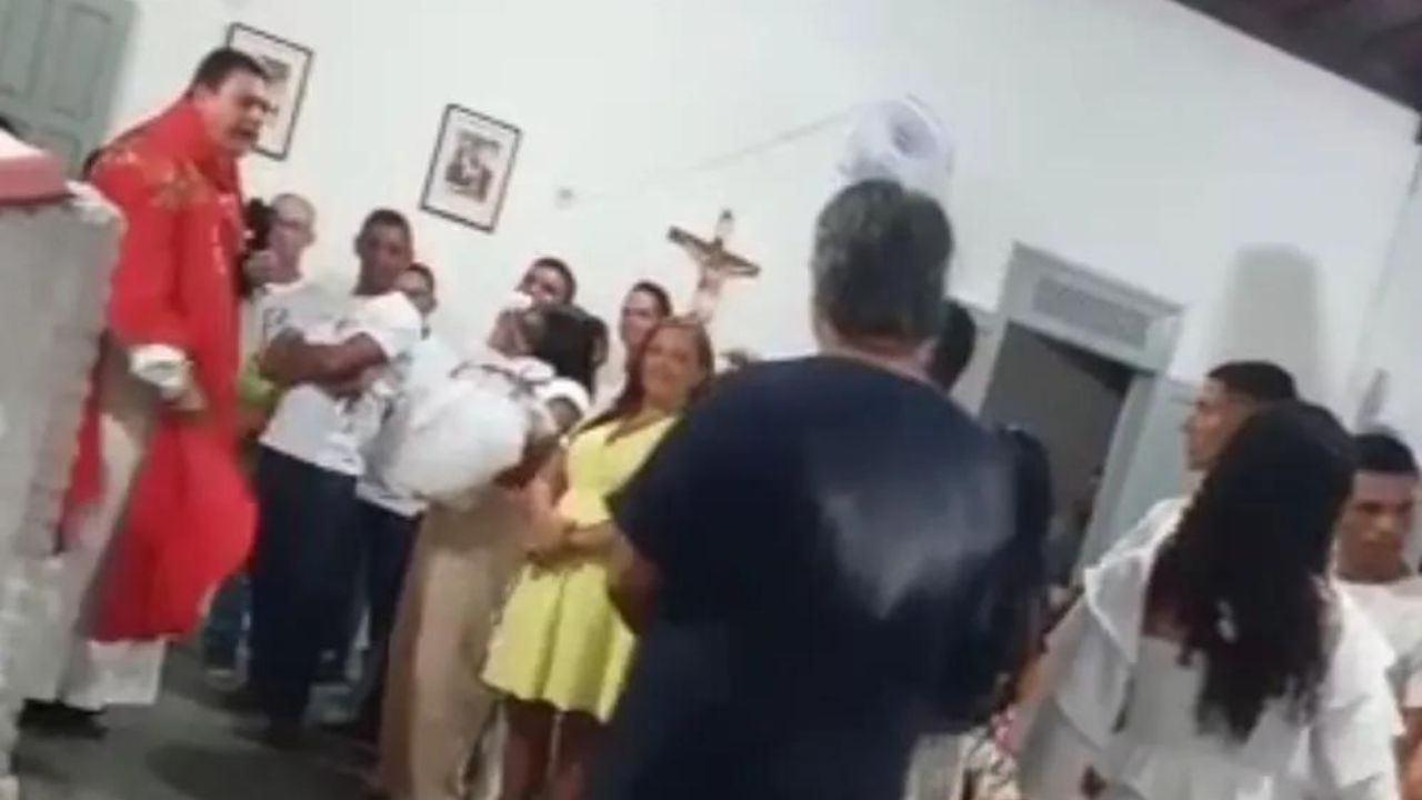 Durante batizado, padre expulsa padrinho que esqueceu nome da afilhada