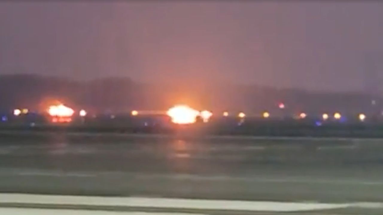 Avião da Força Aérea de El Salvador pega fogo em aeroporto
