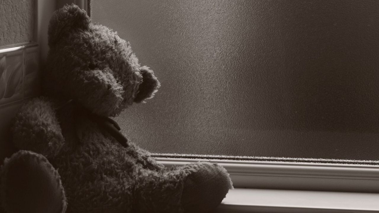 Mãe é presa após filhos serem encontrados desnutridos em porão