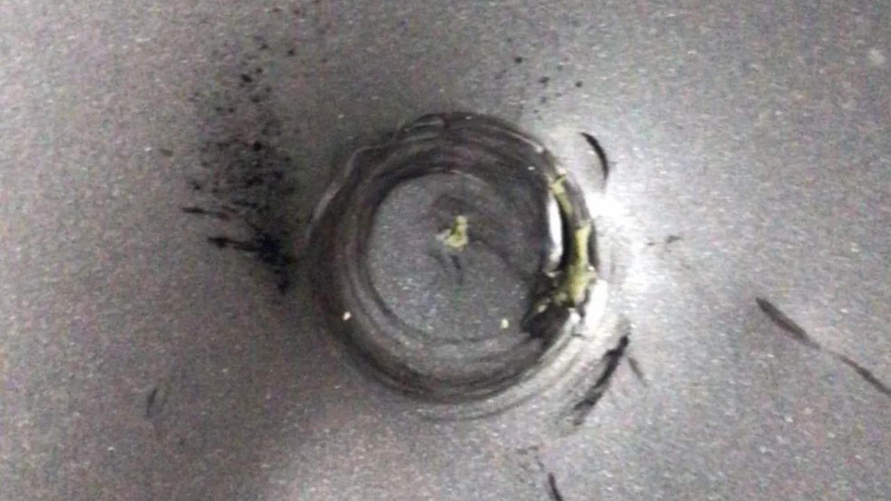 Objeto não identificado e extremamente quente cai sobre carro em Santos