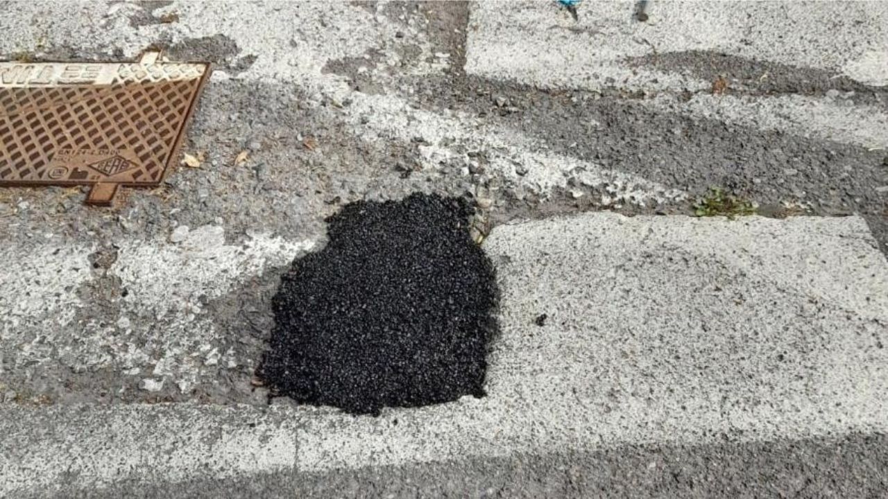 Na Itália, idoso é multado após tapar buraco de rua por conta própria