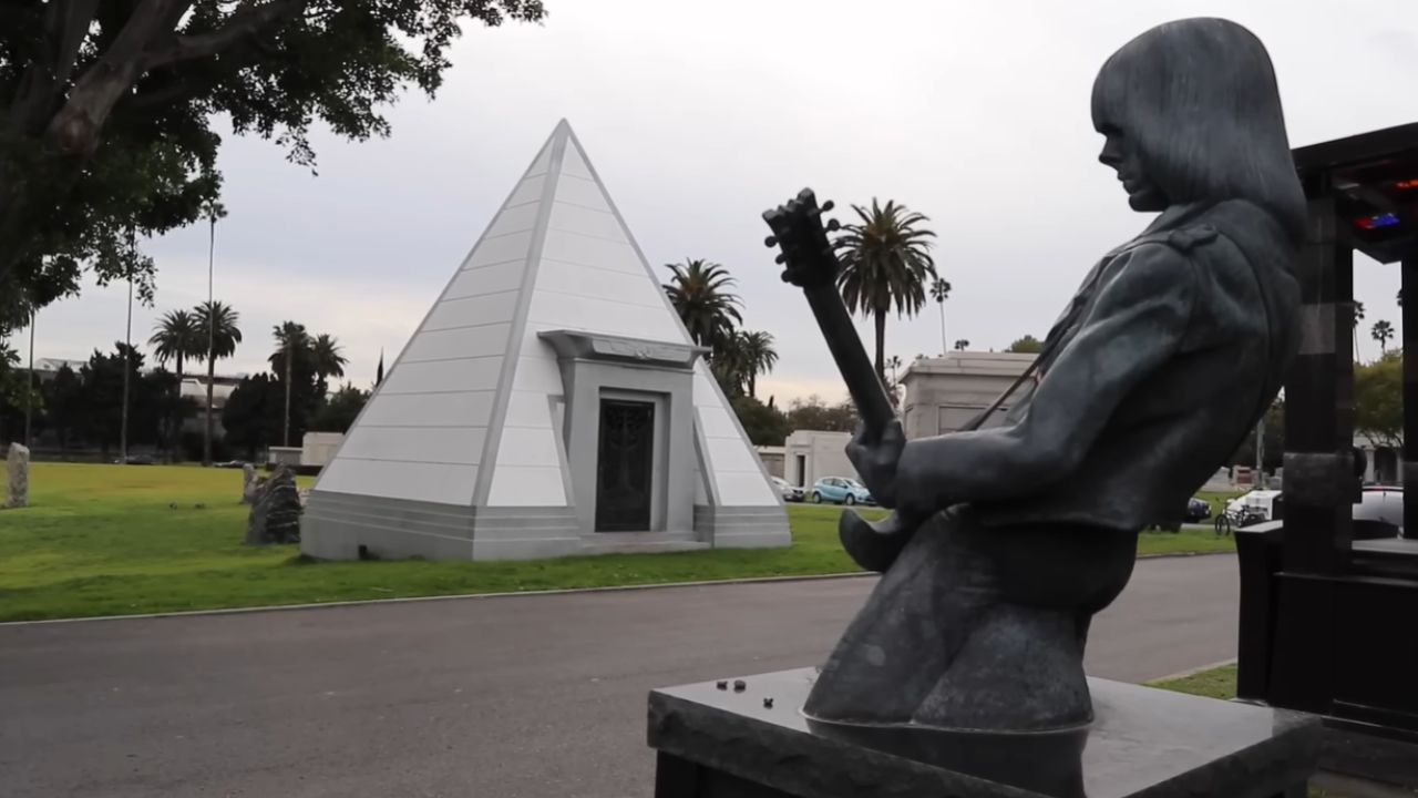 De Johnny Ramone a Rudolph Valentino: o cemitério onde descansam as estrelas de Hollywood
