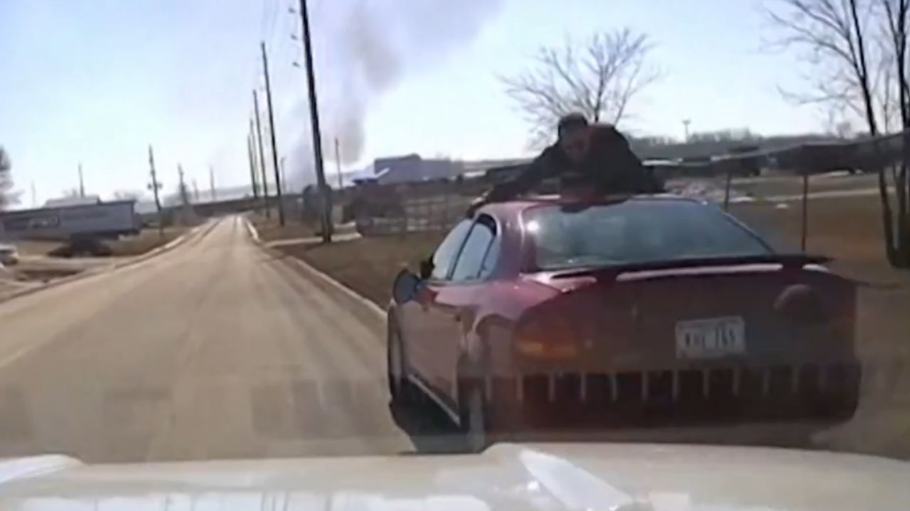Em vídeo, policial sobe em teto de carro em movimento para prender suspeito