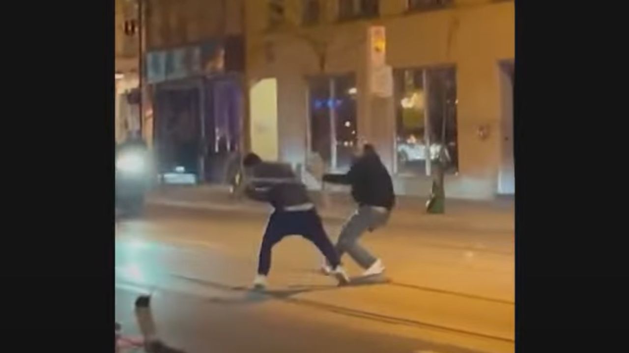 Canadense usa píton de estimação para ‘chicotear’ outro homem