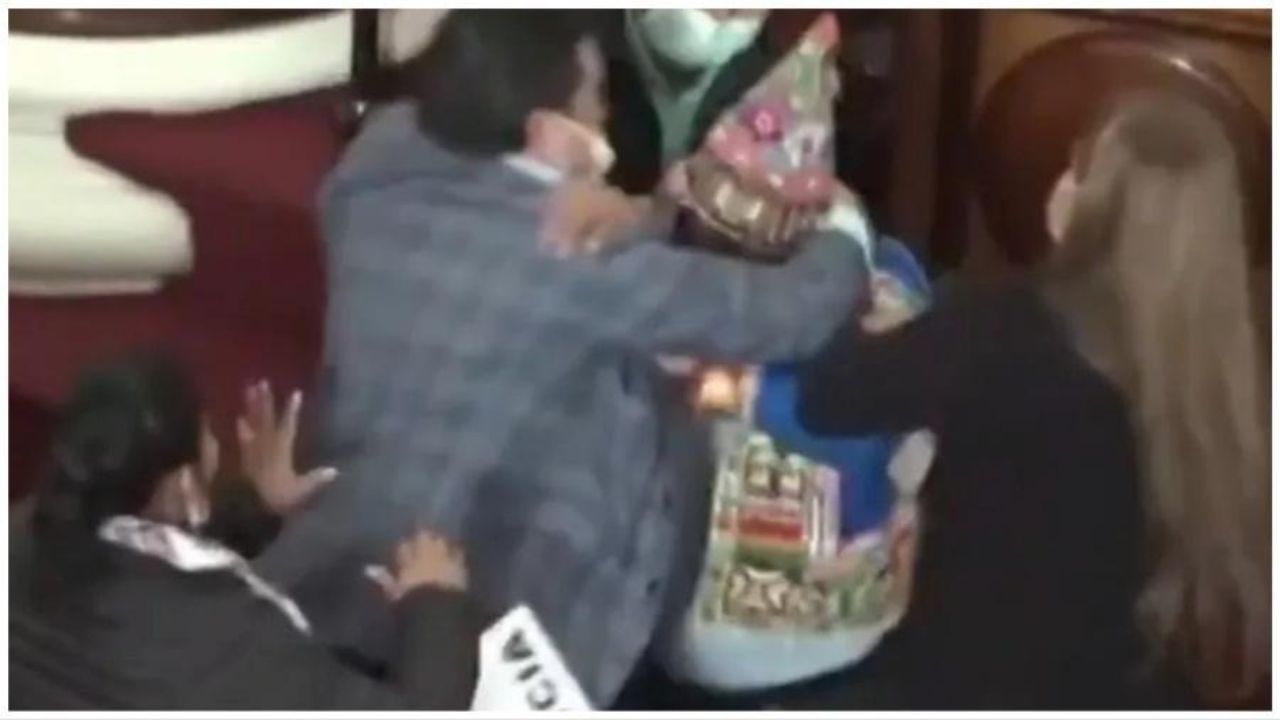 Parlamentares trocam chutes e puxões de cabelo durante sessão no Parlamento boliviano