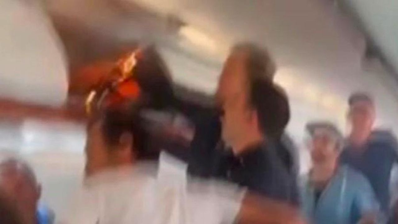 Cigarro eletrônico explode durante voo e gera pânico entre passageiros