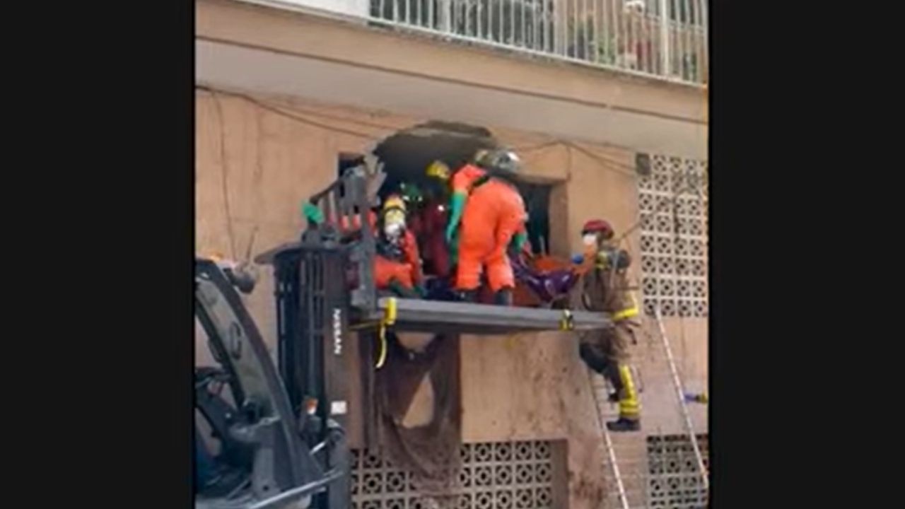 Acumulador é resgatado após ficar preso em pilhas de lixo dentro de casa