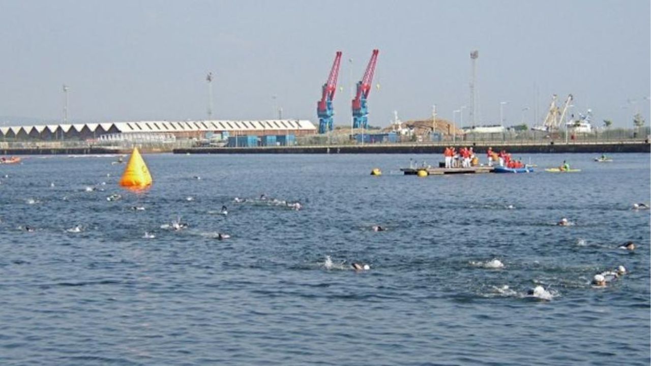 Atleta morre no mar durante competição de triatlo no Reino Unido