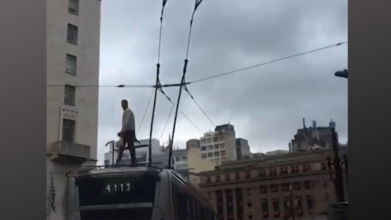 Homem é flagrado surfando em ônibus elétrico no centro de São Paulo