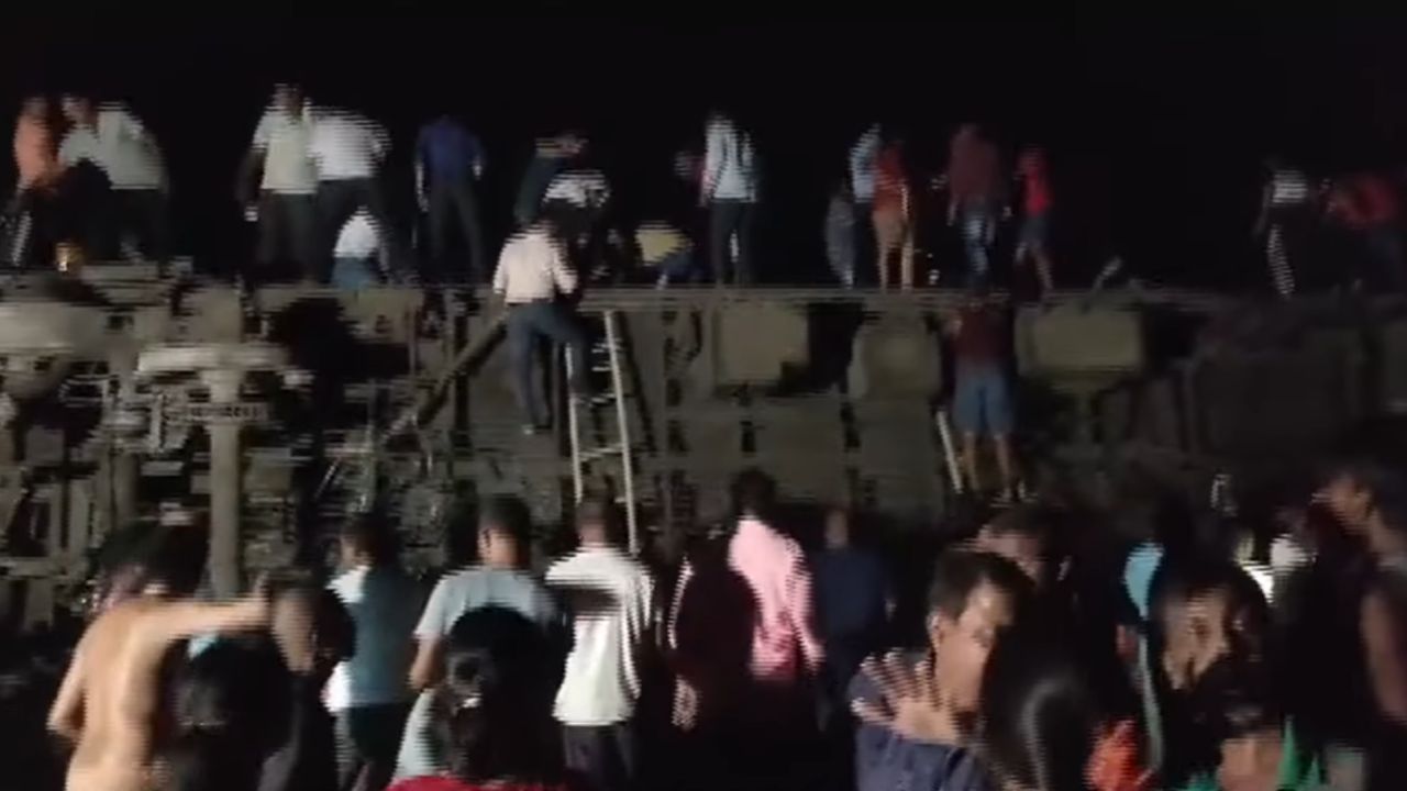 Ao menos 50 pessoas morrem em descarrilamento de trem na Índia