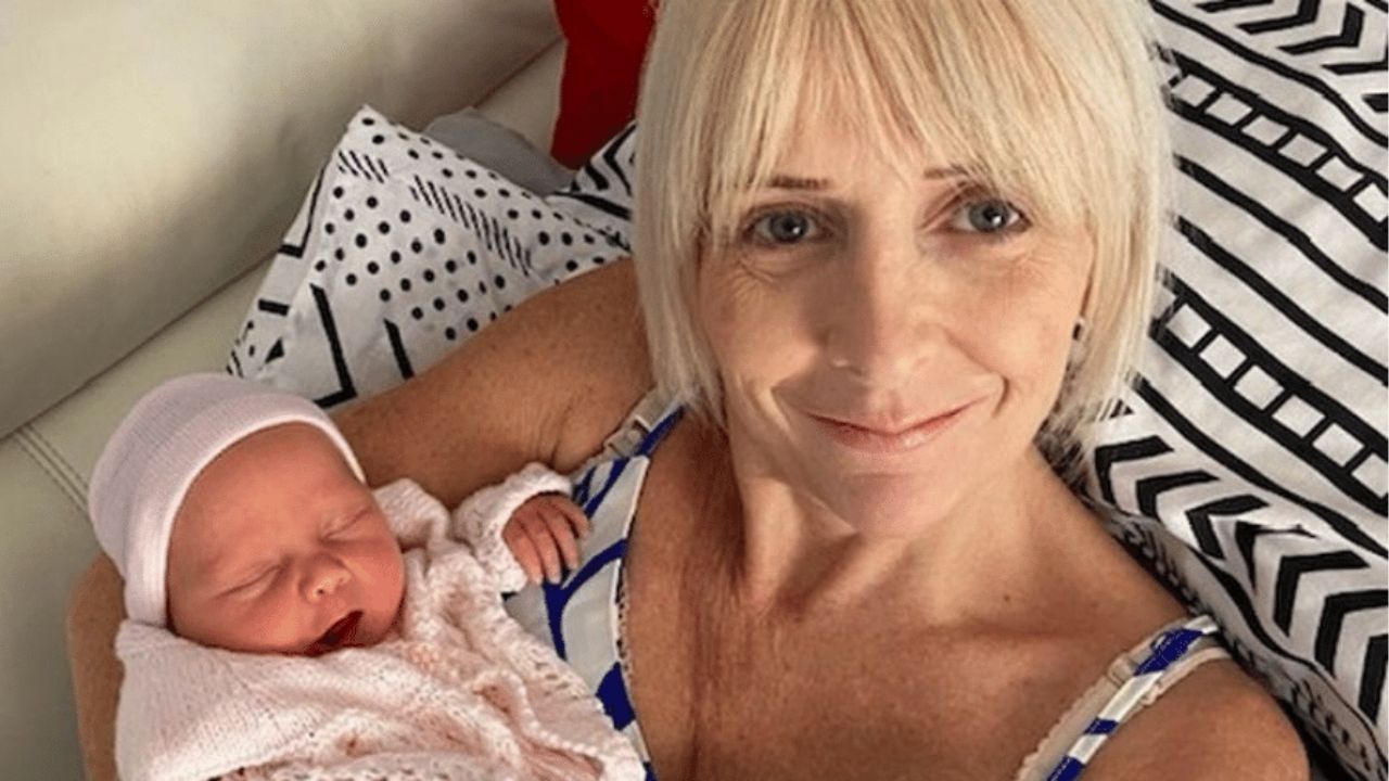 Mulher se torna mãe pela primeira vez após 25 anos de tentativas