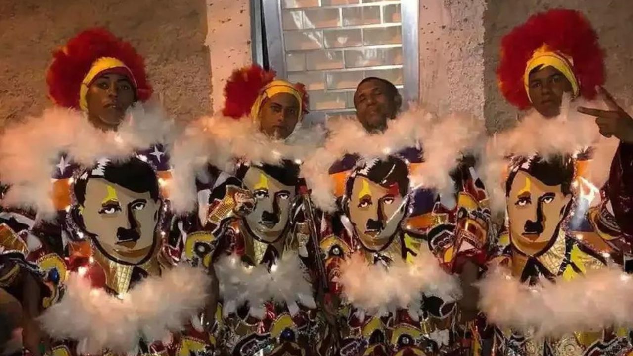 Grupo de bate-bolas é indiciado por utilizar fantasia com rosto de Hitler