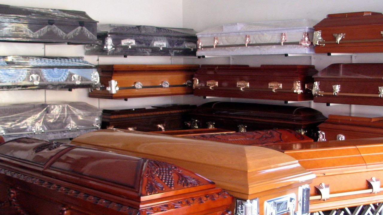 Projeto de lei do Espírito Santo proíbe que funerárias deixem caixões expostos em vitrines