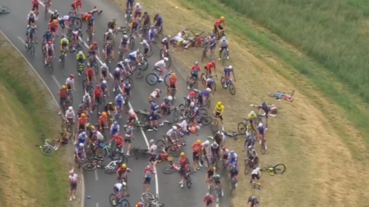 Mais de 30 ciclistas se envolvem em acidente durante prova no Tour de France