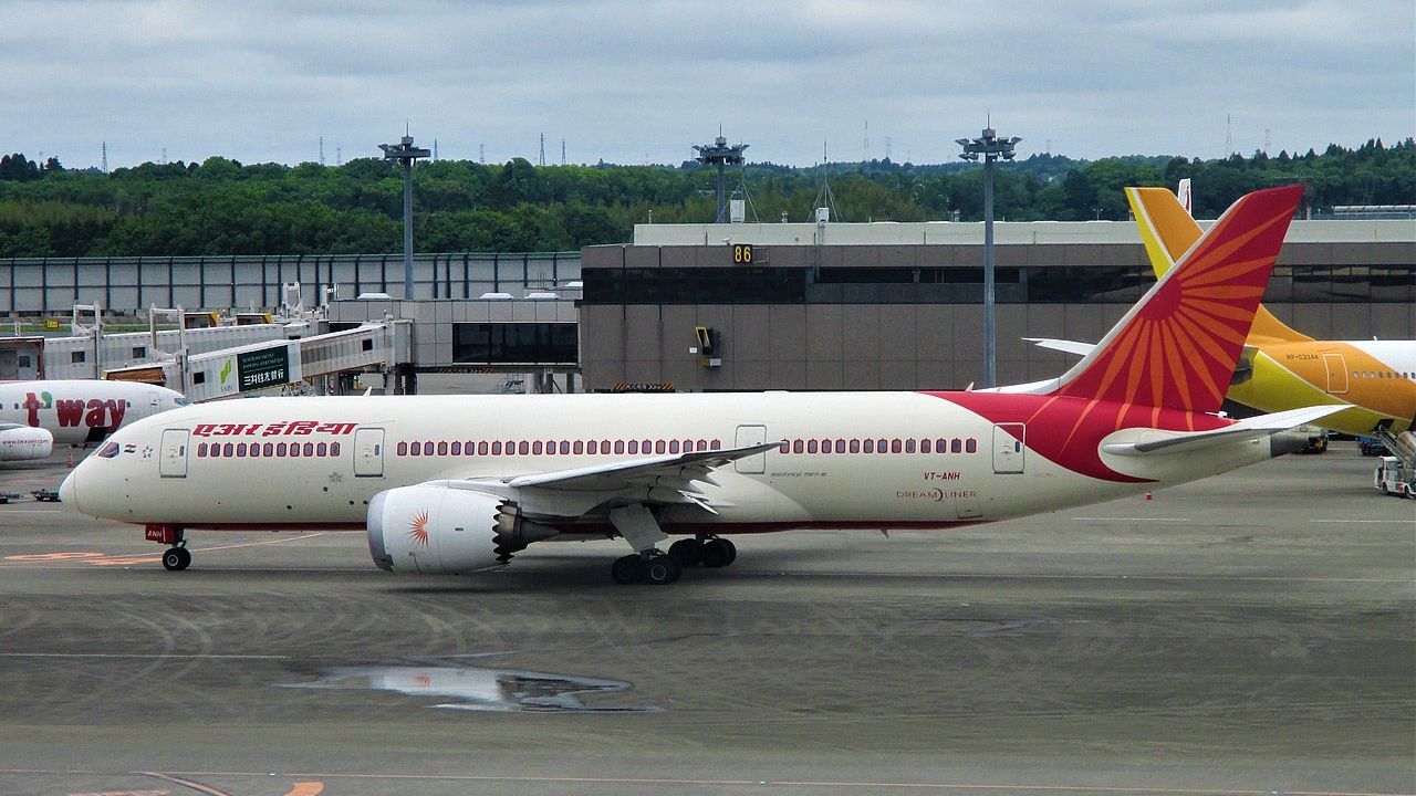 Avião faz pouso de emergência na Índia após celular de passageiro explodir