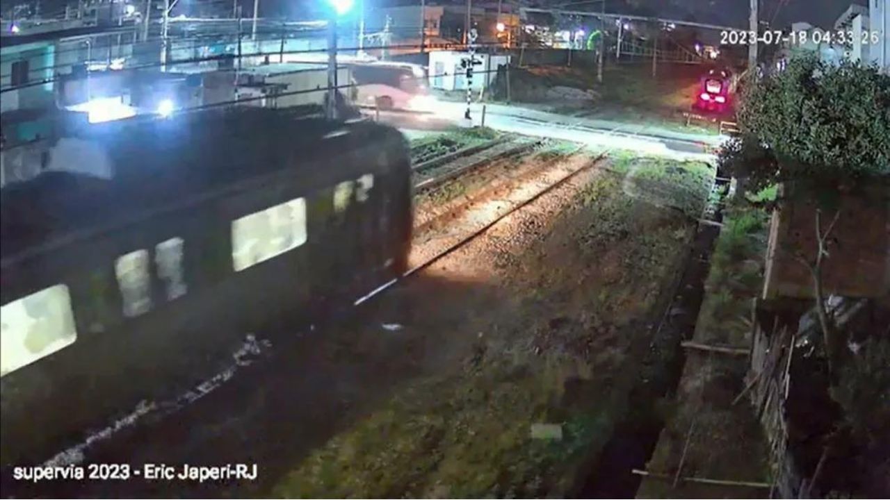 Acidente envolvendo trem e ônibus deixa 19 feridos na Baixada Fluminense