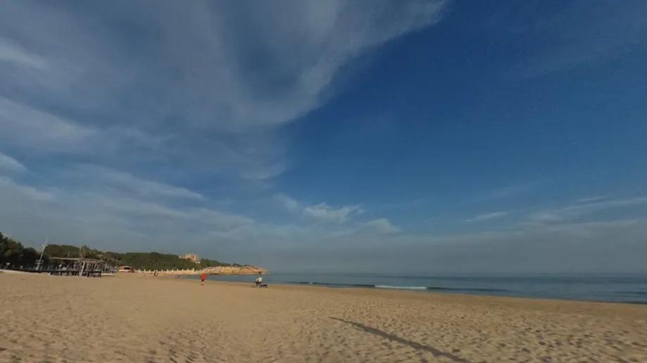 Bebê encontrada morta em praia foi vítima de naufrágio de navio que levava imigrantes