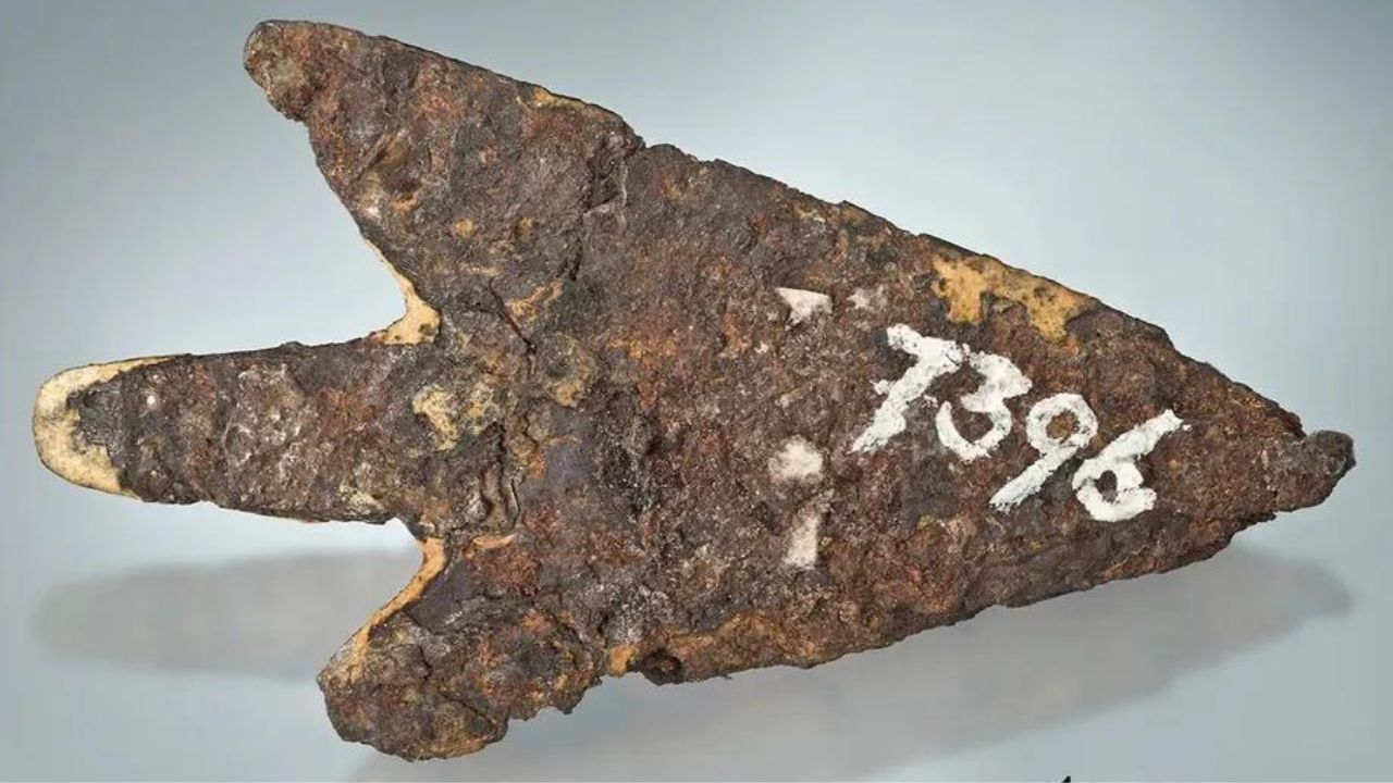 Flecha datada da Idade do Bronze foi feita a partir de meteorito, aponta estudo