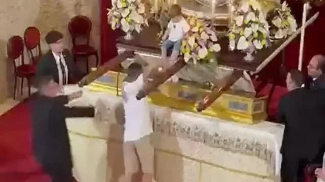 Em vídeo, homem entra correndo em igreja e deixa criança em altar