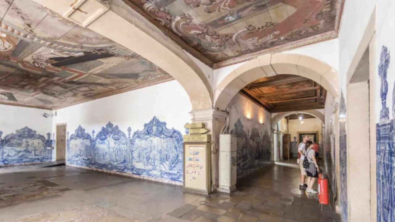 Igreja histórica no centro de Salvador tem teto escorado e pilar sem reboco