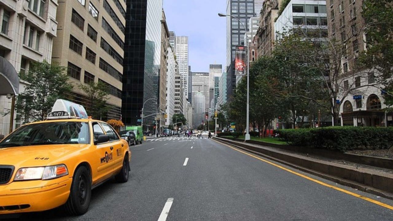 Preso foge de hospital, entra em táxi e desaparece em Nova York
