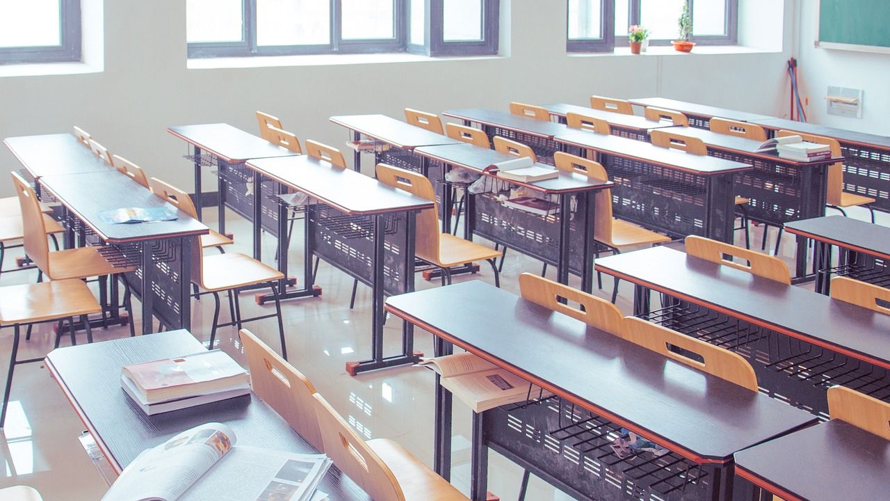 Ministro da Educação francês anuncia proibição de túnica muçulmana em escolas