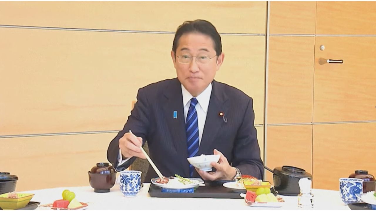 Primeiro-ministro japonês surge comendo peixe de Fukushima: ‘Muito bom’