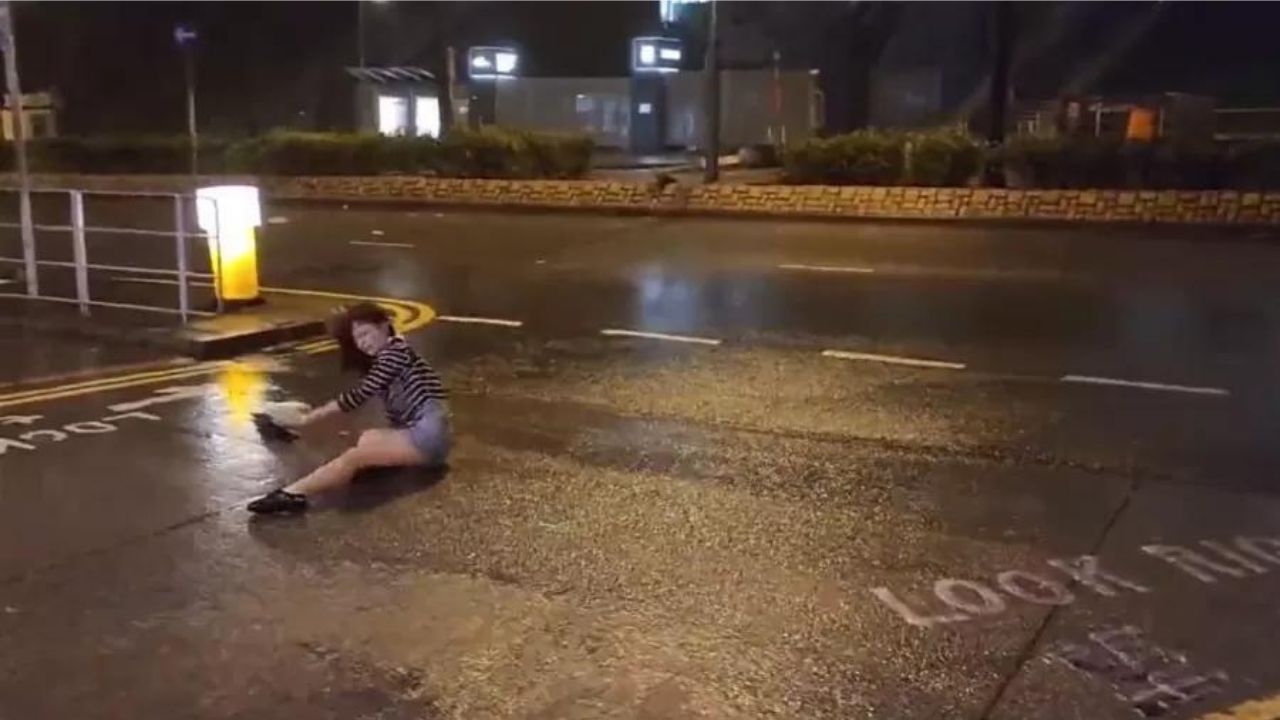 Mulher é arrastada por vendaval durante passagem de tufão em Hong Kong