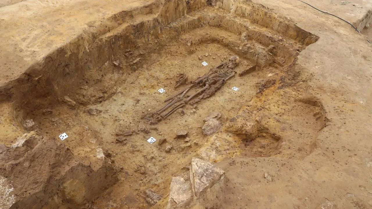 Arqueólogos encontram guerreiro enterrado com armas há 1.300 anos