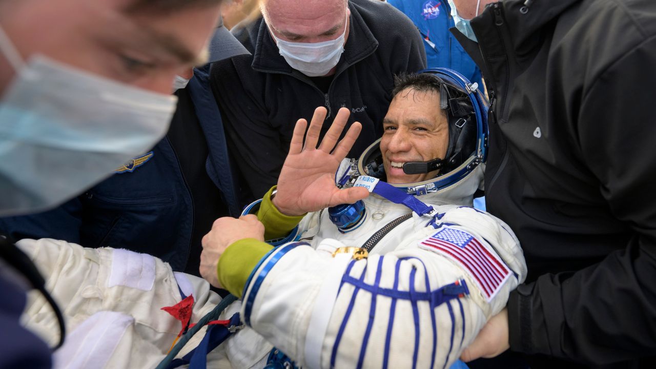 Após mais de um ano em estação espacial, astronautas dos EUA e da Rússia retornam à Terra
