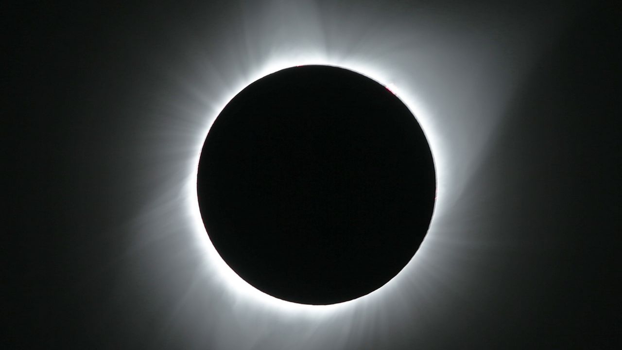 Eclipse solar raro: Quando e como visualizar em segurança?