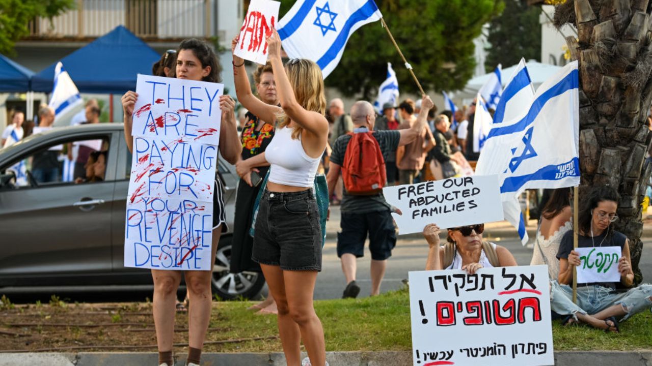 Manifestantes em Tel Aviv exigem renúncia do primeiro-ministro de Israel
