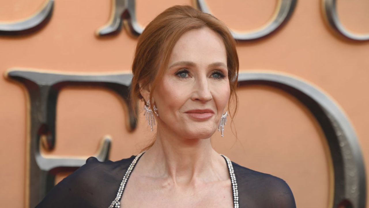 Autora de Harry Potter, J.K. Rowling diz que ‘aceitaria feliz’ prisão por transfobia