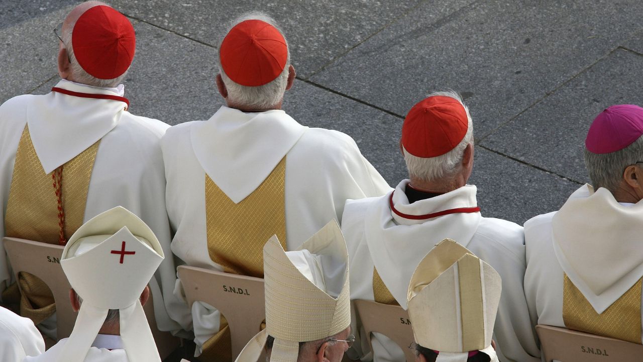 Papa aceita renúncia de bispo envolvido em escândalo de orgia gay