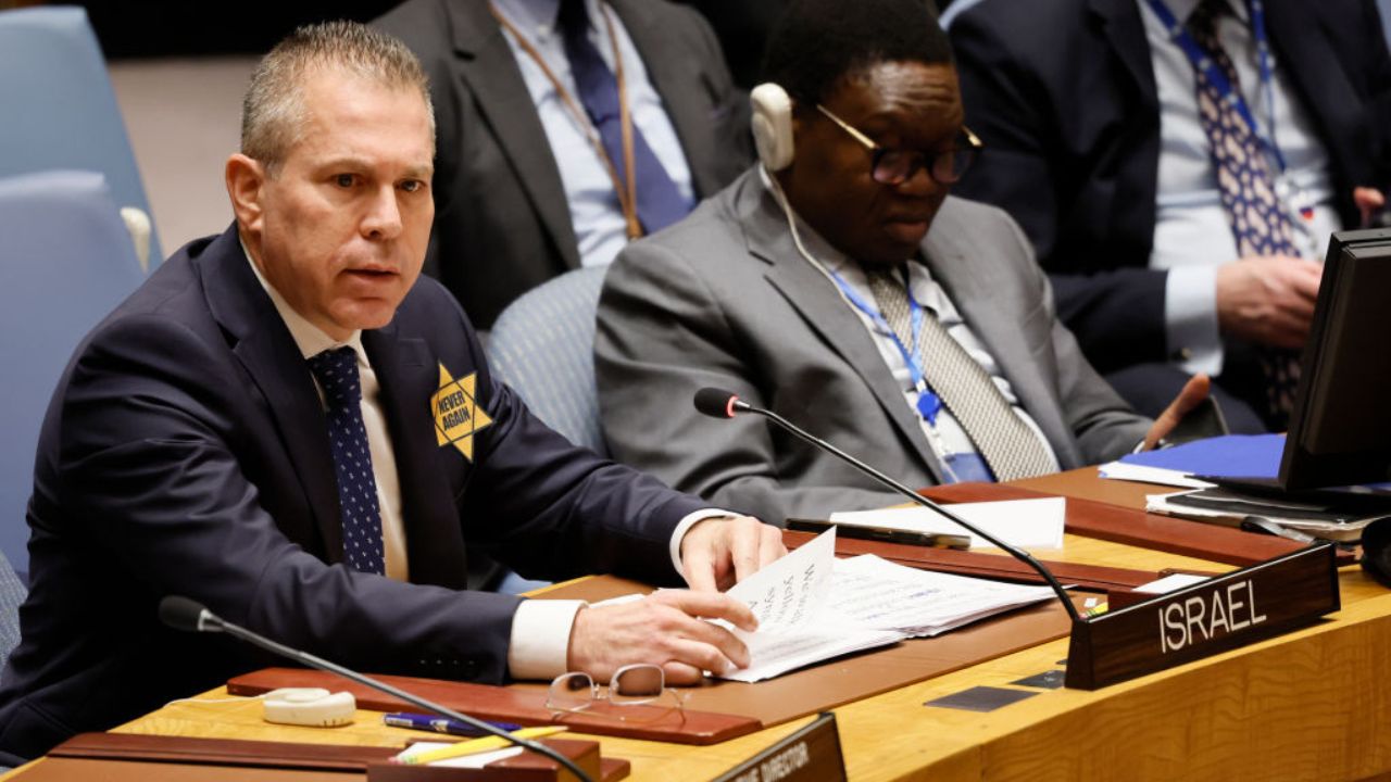 Embaixador de Israel na ONU usa estrela da era nazista em protesto
