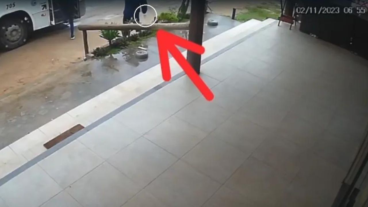 Mulher joga álcool em passageiros e ameaça atear fogo em ônibus em Arraial do Cabo