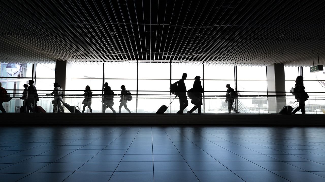 Polícia prende pai que manteve a própria filha refém em pista de aeroporto na Alemanha