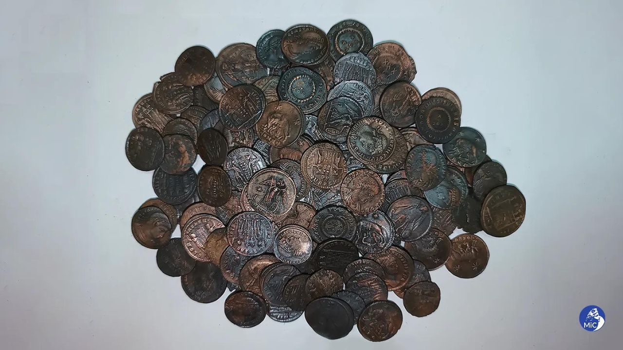 Mergulhador encontra mais de 30 mil moedas romanas datadas do século 4 d.C